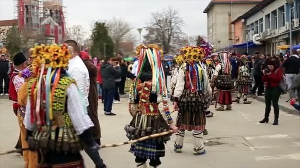 Kukeri - маскарад фестивалю в Раковський, Болгарія — стокове відео