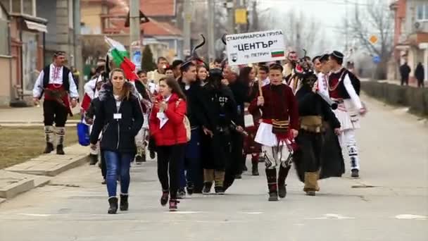 Kukeri - maškarní festival v Rakovski, Bulharsko — Stock video