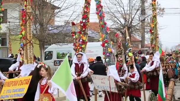 Kukeri - maskerad festival i Rakovski, Bulgarien — Stockvideo