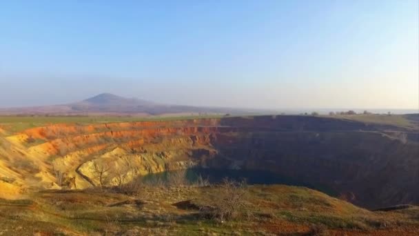 Krater opuszczonych górnictwa — Wideo stockowe