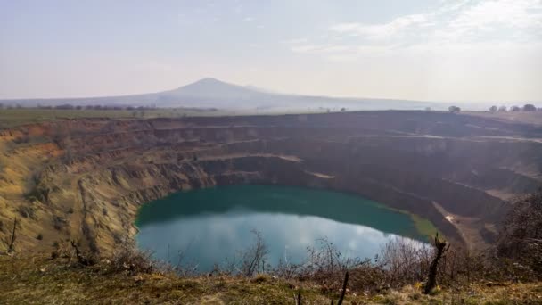 Upływ czasu od sztucznego jeziora na opuszczonej kopalni krater. — Wideo stockowe