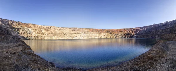 Panorama de uma cratera mineira na crosta das Terras — Fotografia de Stock
