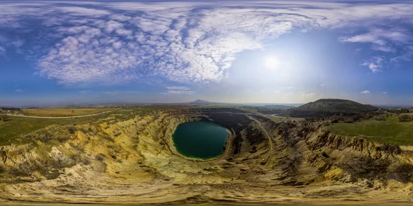 Panorama esférico de uma cratera mineira na crosta terrestre — Fotografia de Stock