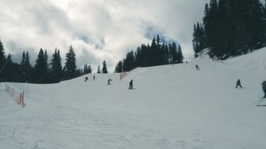 Hareketli bir kayak merkezi bulutlara