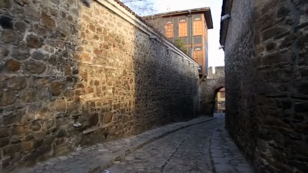 Caminando en el casco antiguo de Plovdiv — Vídeo de stock