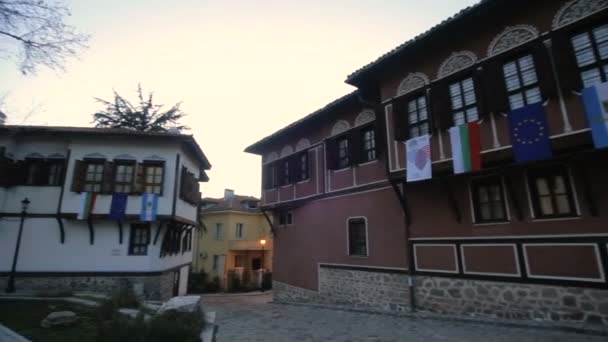 Прогулка по Старому городу Пловдива — стоковое видео