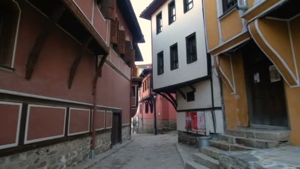 Promenader i gamla stan i Plovdiv — Stockvideo