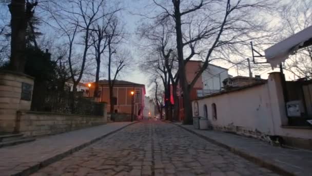 Caminando en el casco antiguo de Plovdiv — Vídeo de stock