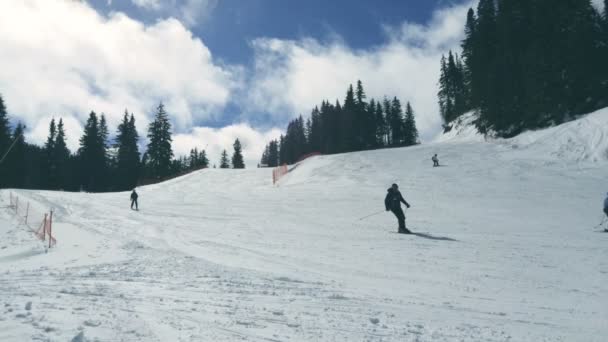 Nuages en mouvement rapide dans une station de ski — Video