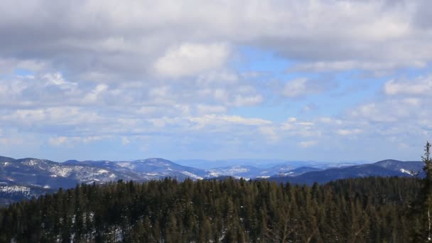 Nubes que se mueven rápidamente sobre la cordillera — Vídeo de stock