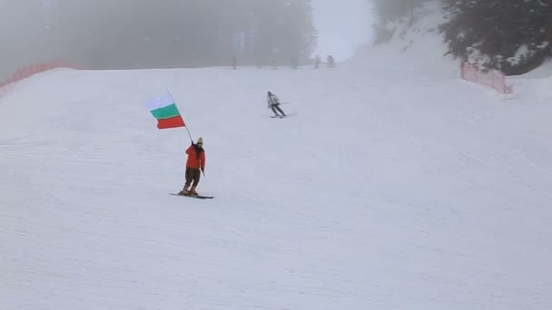 Esqui com bandeira nacional búlgara — Vídeo de Stock