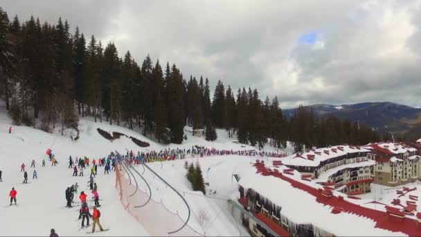 Лыжный спорт с болгарским национальным флагом — стоковое видео