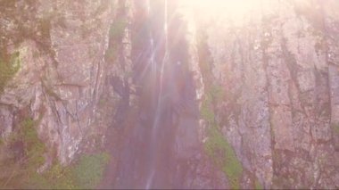 Küçük bir şelale havadan görünümü