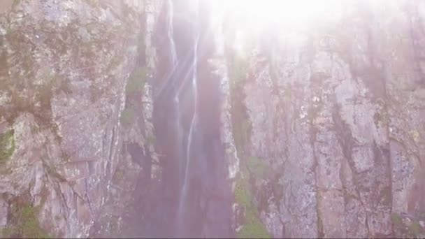 Vue aérienne d'une petite cascade — Video