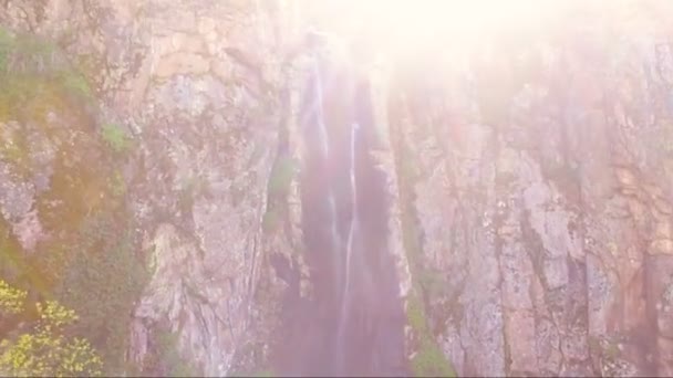 Вид с воздуха на небольшой водопад — стоковое видео