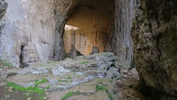 Cueva grande con colores increíbles — Vídeo de stock