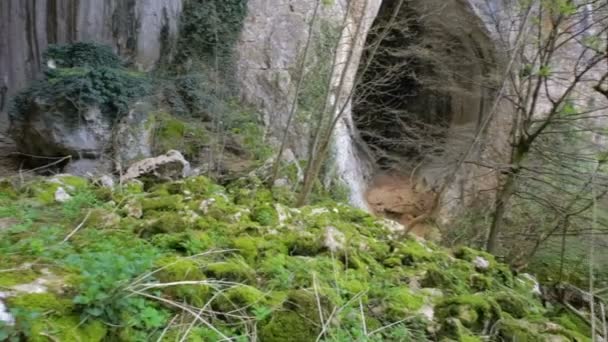 Duża jaskinia z niesamowitych kolorów — Wideo stockowe