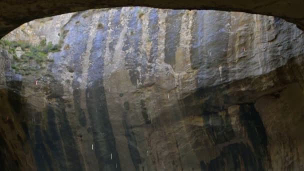 Cueva grande con colores increíbles — Vídeo de stock