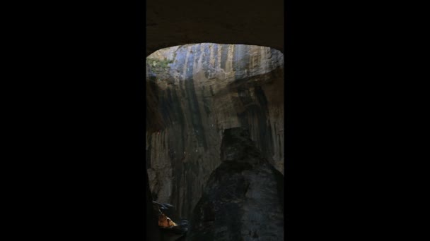 Cueva grande con colores increíbles — Vídeo de stock