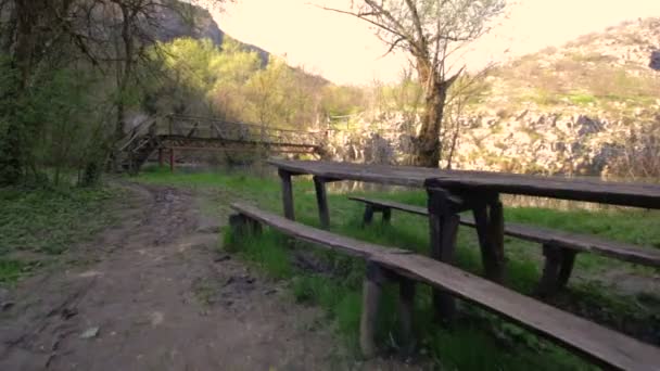 Cruzando un río en un camino ecológico Iskar-Panega situado cerca de la aldea de Karlukovo — Vídeos de Stock