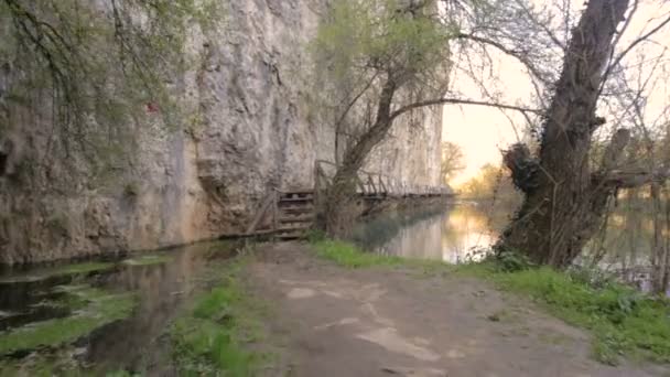 Bir nehir üzerinde korkunç ve tehlikeli ahşap köprü. — Stok video