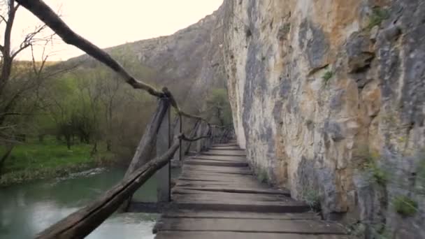 Страшный и опасный деревянный мост через реку . — стоковое видео
