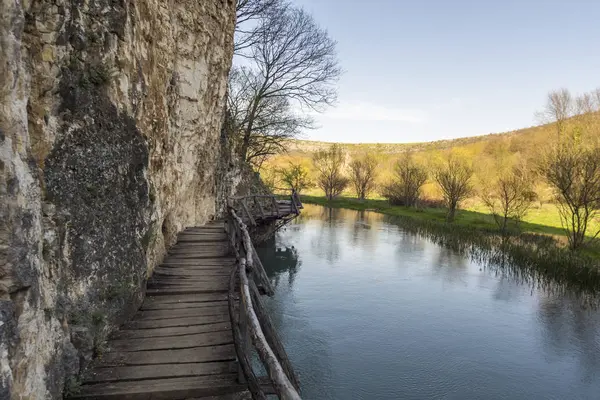 Furcht einflößende und gefährliche Holzbrücke über einen Fluss. — Stockfoto