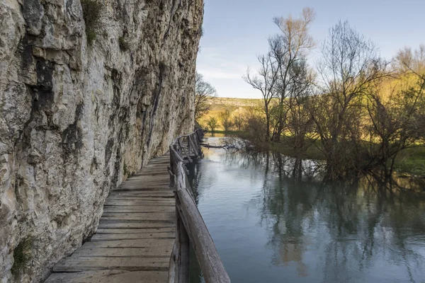 Furcht einflößende und gefährliche Holzbrücke über einen Fluss. — Stockfoto