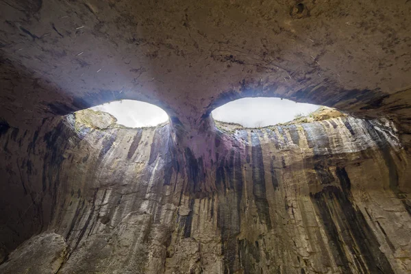 Große Höhle mit erstaunlichen Farben — Stockfoto