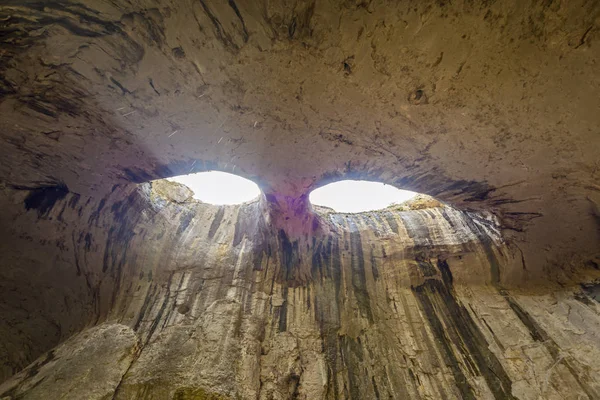 Große Höhle mit erstaunlichen Farben — Stockfoto