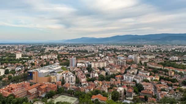 Panoramisch bewegende timelapse over Plovdiv — Stockvideo