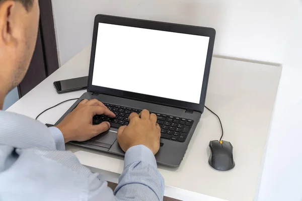 商人在笔记本电脑键盘上打字 — 图库照片