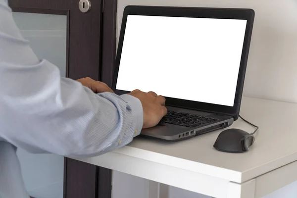 Homem de negócios digitando em um teclado laptop — Fotografia de Stock