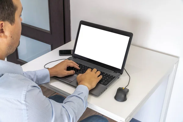 Pengusaha mengetik di papan ketik laptop — Stok Foto