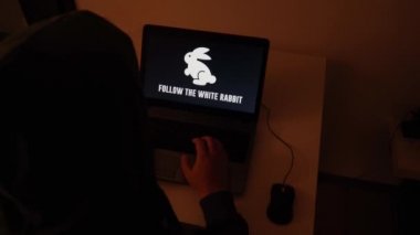 Bir aksaklık kod yağmuruna dönüştüğünde geliştirici dizüstü bilgisayardaki karanlık bir odada kodlama yapıyor