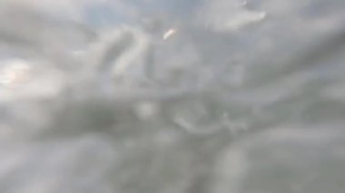 Gelen dalgalarda sörf yapmak ve dalmak Dalgaları ve gün ışığını görmek için