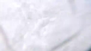 Birçok deniz kabuğu ve çakıl taşının sualtı görüntüsü