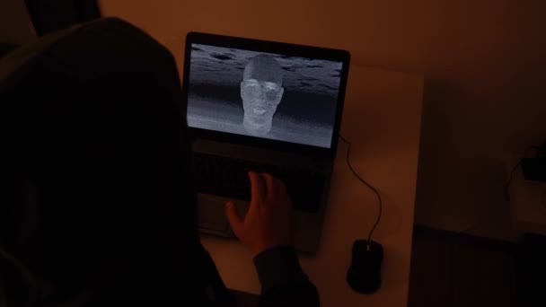 黑客在黑暗的房间里输入代码并创建人工智能脸 — 图库视频影像