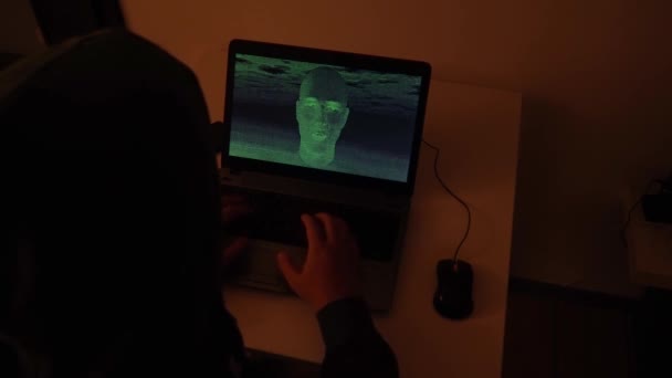 Hacker Tippen Code Einem Dunklen Raum Und Schaffen Gesicht Künstlicher — Stockvideo