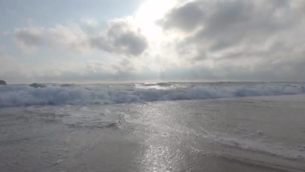 Vista Basso Angolo Delle Onde Che Infrangono Sulla Costa — Video Stock