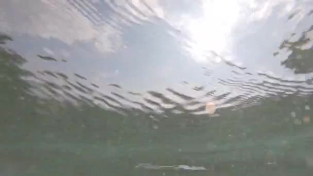 Ujeżdżanie Nadchodzących Fal Nurkowanie Pod Wodą Aby Zobaczyć Fale Światło — Wideo stockowe