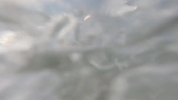 Ujeżdżanie Nadchodzących Fal Nurkowanie Pod Wodą Aby Zobaczyć Fale Światło — Wideo stockowe