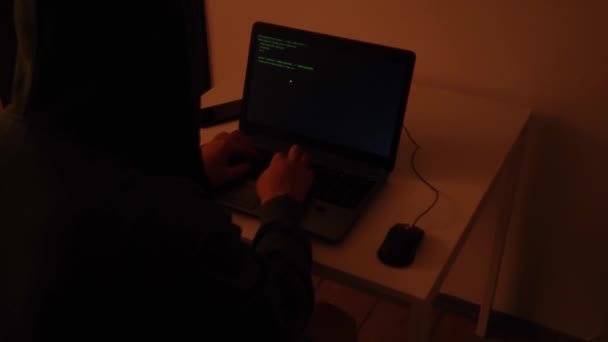 Προγραμματιστής Κωδικοποίησης Ένα Σκοτεινό Δωμάτιο Ένα Φορητό Υπολογιστή Όταν Μια — Αρχείο Βίντεο