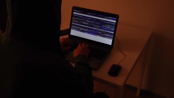 Розробник Кодує Темній Кімнаті Ноутбуці Коли Глюк Перетворюється Кодовий Дощ — стокове відео