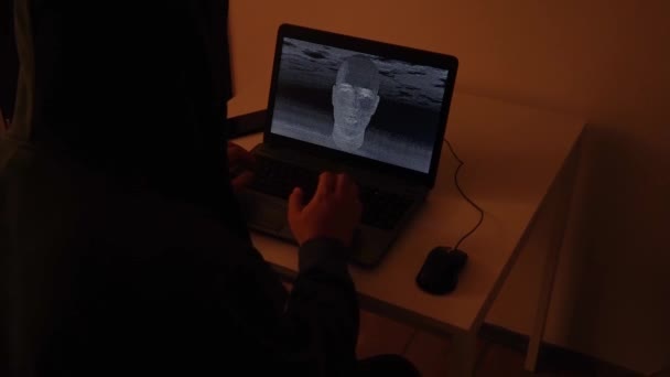 Hacker Escribiendo Código Una Habitación Oscura Creando Una Cara Inteligencia — Vídeo de stock