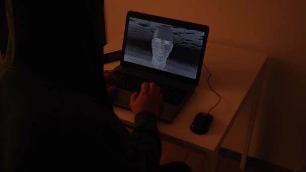 Хакер Друкує Код Темній Кімнаті Створює Обличчя Штучного Інтелекту — стокове відео