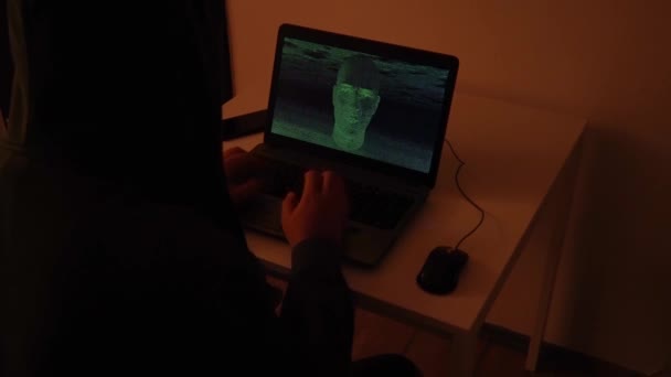 Hacker Karanlık Bir Odada Kod Yazıyor Yapay Zeka Yüzü Yaratıyor — Stok video