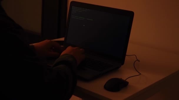 Programador Codificação Uma Sala Escura Laptop Quando Uma Falha Transforma — Vídeo de Stock