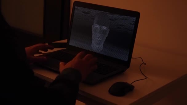 暗室にコードを入力して人工知能の顔を作成するハッカー — ストック動画