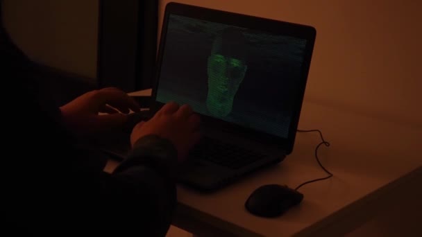 Hacker Escribiendo Código Una Habitación Oscura Creando Una Cara Inteligencia — Vídeo de stock